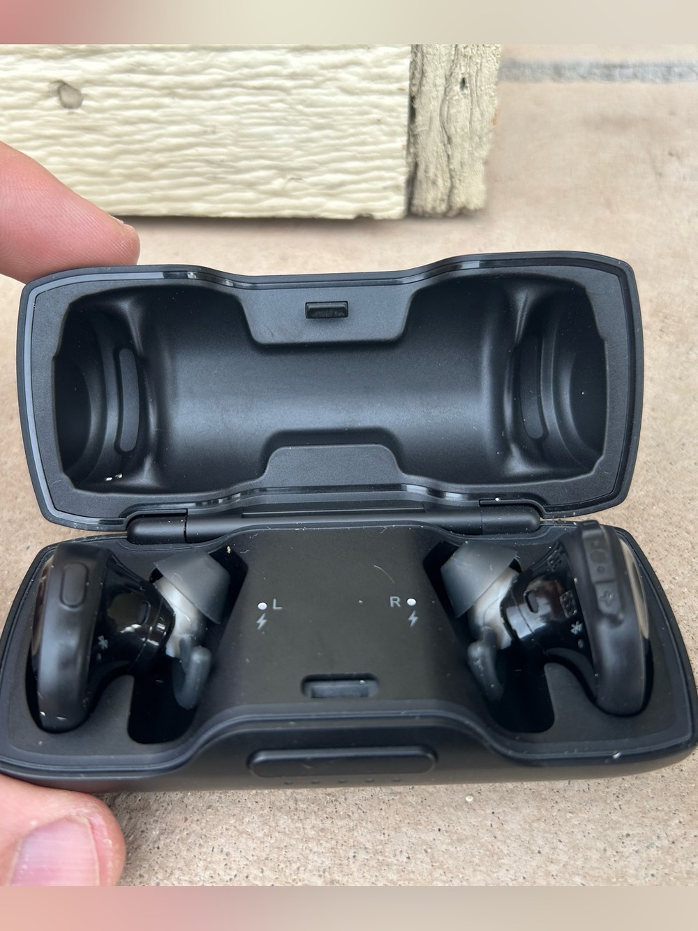 BOSE SoundSport Free Bluetooth Wireless EAR BUDS with Charging Case